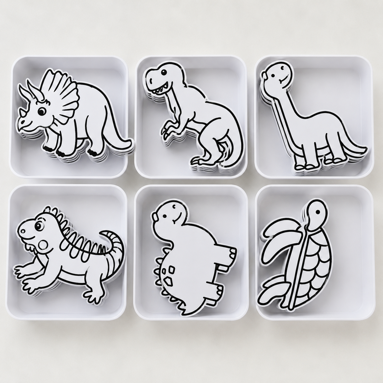 Dinosaurios en bandeja blanca para pintar